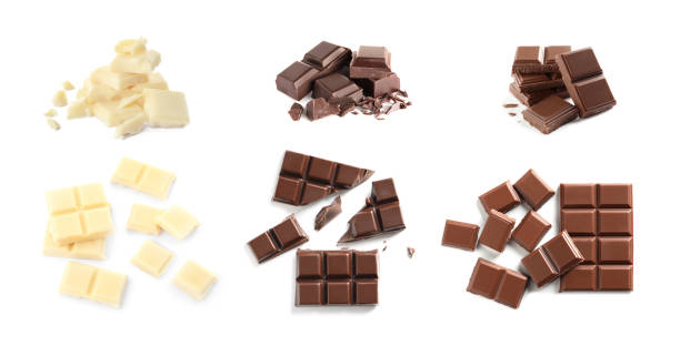 zestaw z kawałkami różnej smacznej czekolady na białym tle. projektowanie banerów - chocolate candy bar block cocoa zdjęcia i obrazy z banku zdjęć