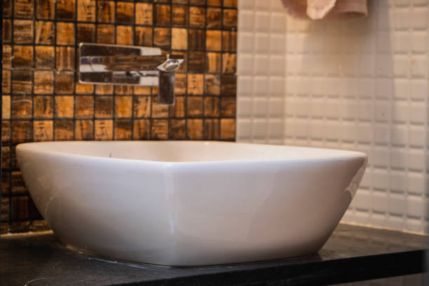 lavabo de encimera sobre plataforma negra ideas de diseño de baño - home interior bathroom counter top wash bowl fotografías e imágenes de stock