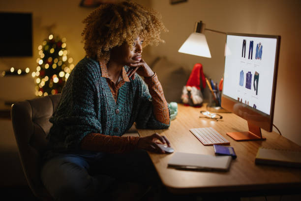 mujer de mediana edad comprando regalos de navidad en línea - gift orange green package fotografías e imágenes de stock