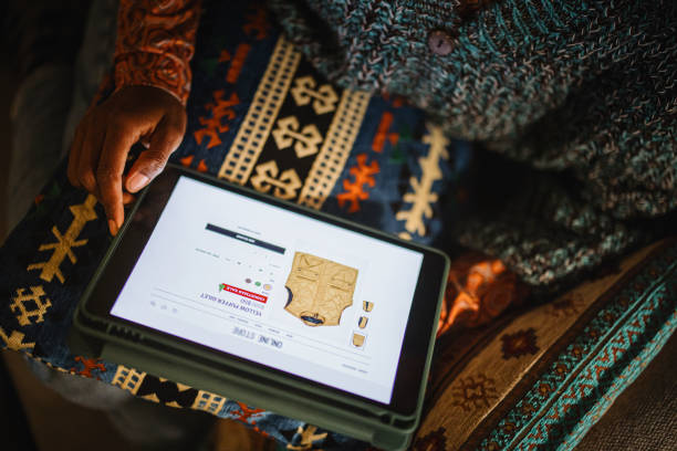 kobieta robiąca świąteczne zakupy online na swoim cyfrowym tablecie - ipad shopping gift retail zdjęcia i obrazy z banku zdjęć