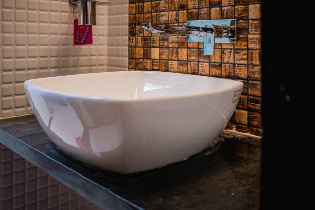 arbeitsplatte waschbecken auf schwarzer plattform badezimmer designideen - home interior bathroom counter top wash bowl stock-fotos und bilder