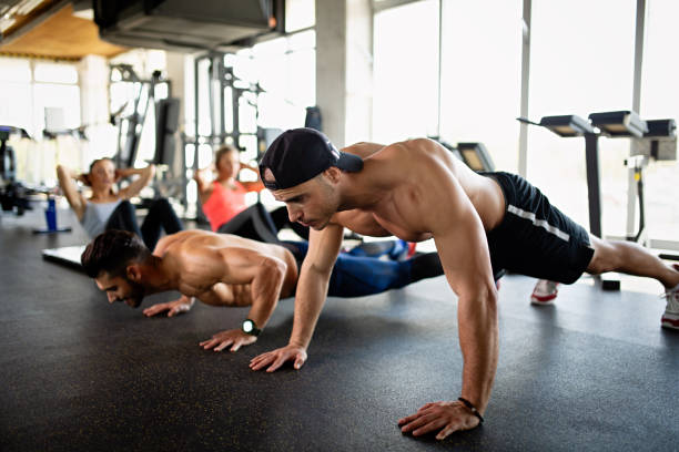 grupo de pessoas felizes fazendo exercícios juntos na academia. conceito de estilo de vida helathy esportivo - helathy - fotografias e filmes do acervo