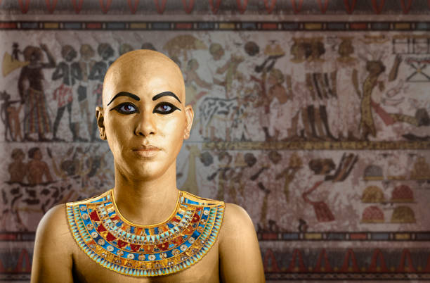 rainha egípcia com maquiagem tradicional e ouro - nefertaris temple of hathor - fotografias e filmes do acervo