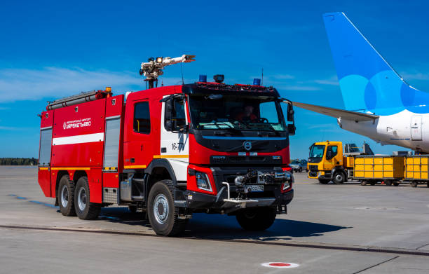 camión de bomberos en el aeropuerto - air vehicle airport fire department accident fotografías e imágenes de stock