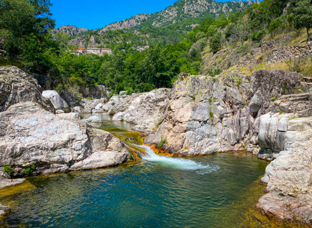 背景にベサック小さく古い村、プレヴェンチェレス、ローゼール、フランスとシャセザック峡谷 - ardeche france landscape nature ストックフォトと画像