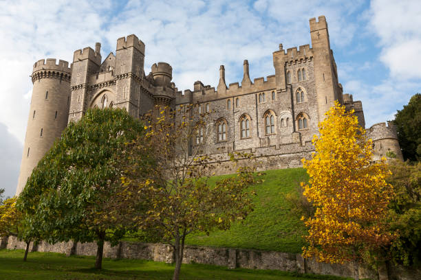 l'elevazione sud-est dello spettacolare castello di arundel, arundel, west sussex, inghilterra, regno unito - southeast england foto e immagini stock