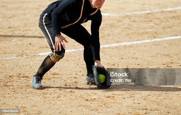 Tierra De Bola Foto de stock y más banco de imágenes de Sófbol - Sófbol, Universidad, Mujeres