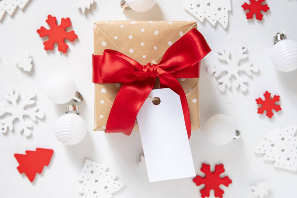 istock Christmas Gift Box with blank gift tag, Mockup 1346365512