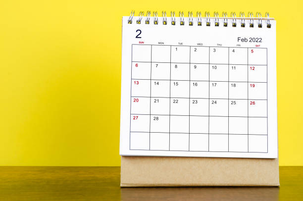 istock February 2022 desk calendar with yellow background 1346366584