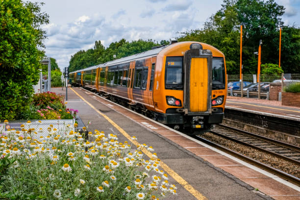 koleje - stacja linii kolejowej zasilana olejem napędowym na angielskiej wsi. - british rail zdjęcia i obrazy z banku zdjęć