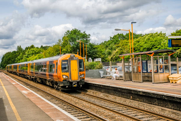 ferrovie - una stazione di linea ferroviaria alimentata da diesel nella campagna inglese. - british rail foto e immagini stock