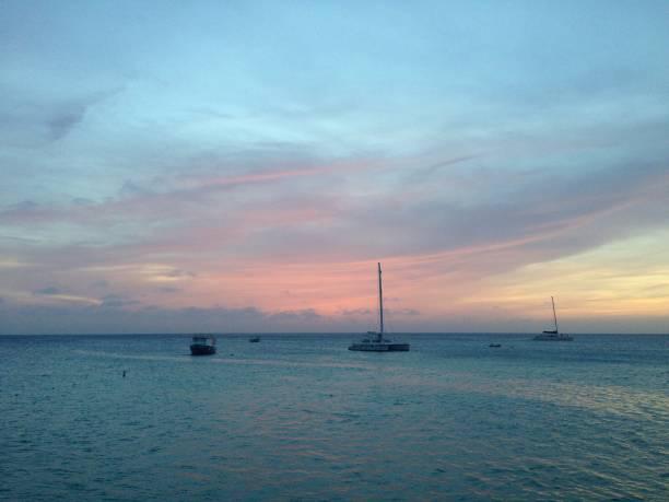 coucher de soleil - sailing sailboat sunset aruba photos et images de collection