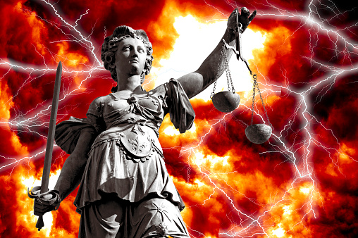 Justicia frente a un cielo dramático con relámpagos photo