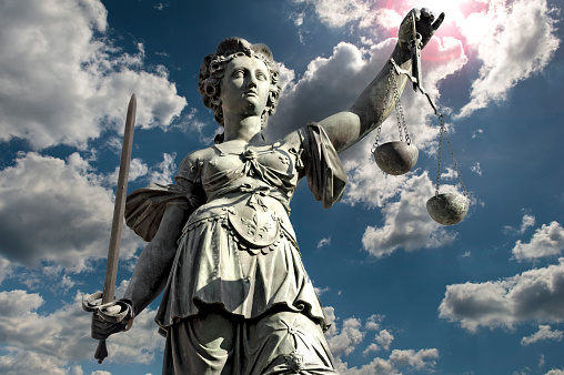 La Justitia con nubes y sol de fondo photo