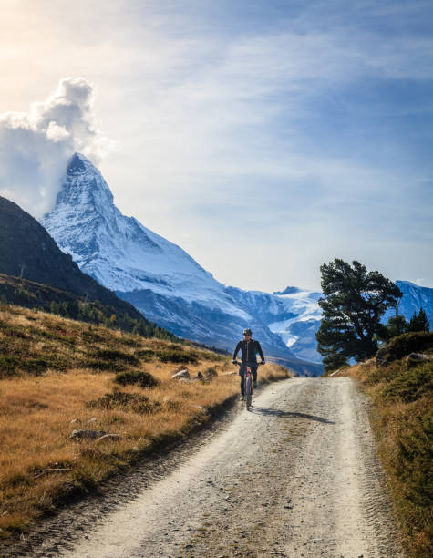 ciclismo nos alpes - travel vertical tourist switzerland - fotografias e filmes do acervo