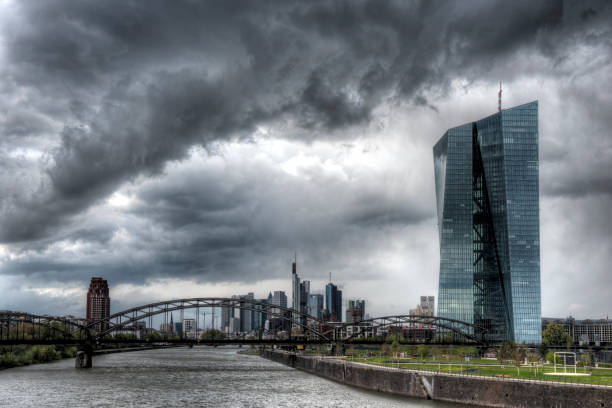 die ezb (europäische zentralbank) in frankfurt am main vor dramatischem himmel - ecb stock-fotos und bilder