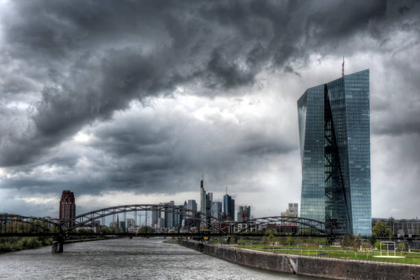 ецб (европейский центральный банк) во франкфурте-на-майне перед драматическим небом - storm cloud cloud cloudscape cumulonimbus стоковые фото и изображения