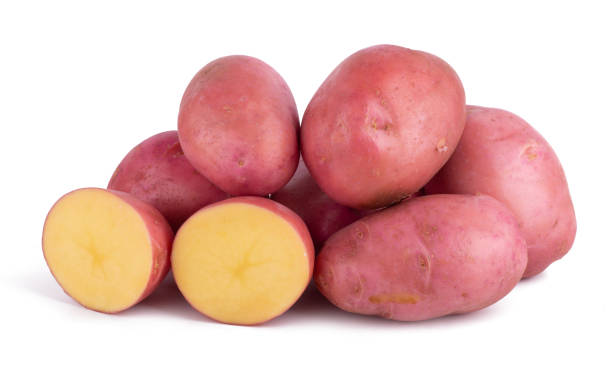 흰색 배경에 고립 된 전체 및 슬라이스 감자 - raw potato human skin red pink 뉴스 사진 이미지