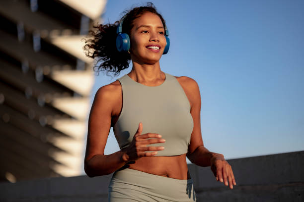 joven deportista latina que lleva un estilo de vida activo al aire libre - environmental conservation audio fotografías e imágenes de stock