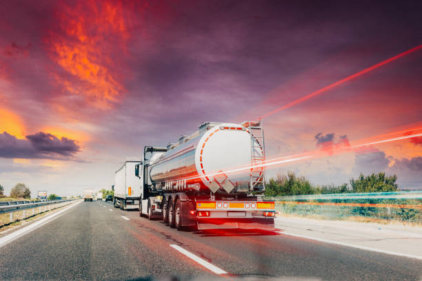 camión de combustible - road reflector fotografías e imágenes de stock