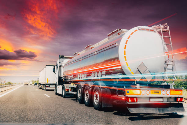 ciężarówka paliwowa - truck fuel tanker oil semi truck zdjęcia i obrazy z banku zdjęć