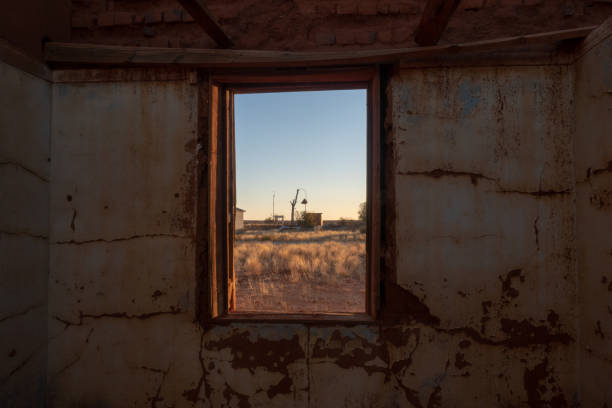 una de las habitaciones en ruinas del hotel en el pueblo ferroviario llamado putsonderwater en sudáfrica. habitación con vistas. - the karoo fotografías e imágenes de stock