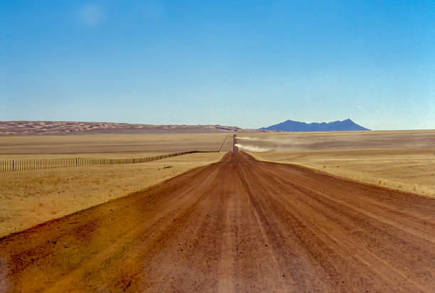 pista sabbiosa in namibia. - kalahari gemsbok national park foto e immagini stock