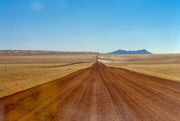 piaszczysty tor w namibii. - kalahari gemsbok national park zdjęcia i obrazy z banku zdjęć