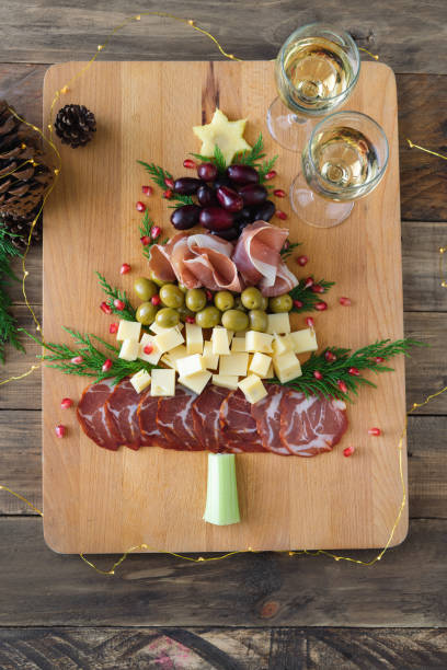 tabla de queso en forma de árbol de navidad y charcutería con fondo de madera. vista superior. espacio de copia. - sausage shaped fotografías e imágenes de stock