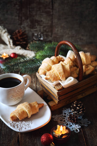 hüttenkäse-croissants, tasse kaffee und neujahrsdekoration - 5412 stock-fotos und bilder