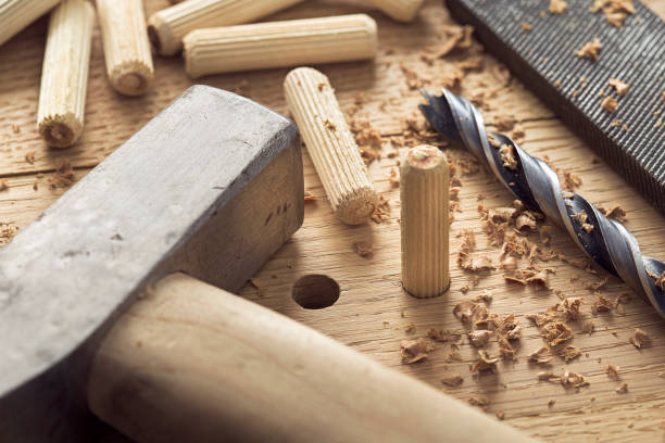 broca, martillo, clavija y raspa sobre tabla de madera de roble - screw wood dowel fastening fotografías e imágenes de stock