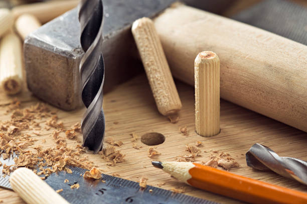 broca hacer agujero para clavija en tabla de roble de madera - screw wood dowel fastening fotografías e imágenes de stock