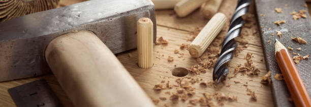 broca, martillo, clavija y raspa sobre tabla de madera de roble - screw wood dowel fastening fotografías e imágenes de stock