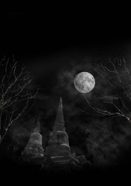 noche de terror en templo asiático. con luna llena para halloween fondo - art thailand thai culture temple fotografías e imágenes de stock