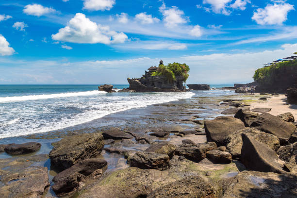 храм танах лот на бали - travel destinations bali tanah lot temple стоковые фото и изображения