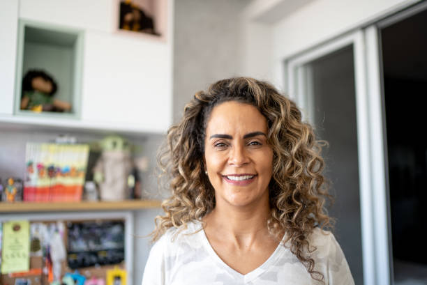 retrato de una mujer madura feliz en casa - beautiful lifestyles human face blond hair fotografías e imágenes de stock