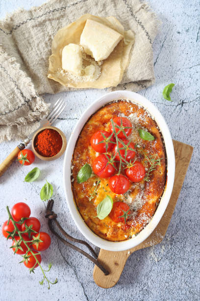 französische küche. kirschtomaten clafoutis (oder flan) - clafoutis stock-fotos und bilder