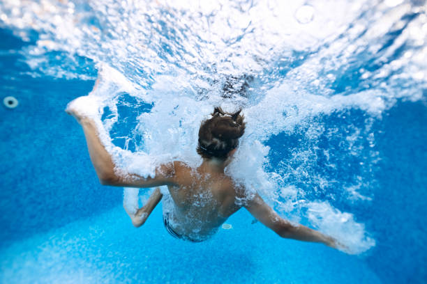 garotinho pulou na piscina - bubble swimming pool water underwater - fotografias e filmes do acervo