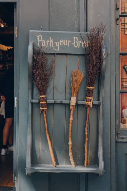 parken sie ihr besendisplay vor der fassade des ladens, der nicht benannt werden darf in york, großbritannien. - harry potter kunstwerkname stock-fotos und bilder