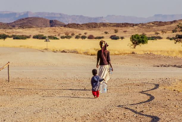 donne con bambino nel deserto della namibia. - africa south africa child african culture foto e immagini stock