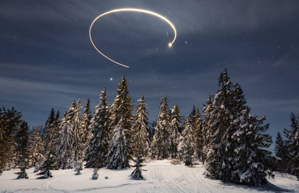 noworoczny szlak z gwiazdy na nocnym niebie jako tło dla ośnieżonych drzew w pięknej dolinie - snow ski zdjęcia i obrazy z banku zdjęć
