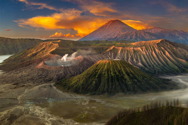 amanecer en el volcán bromo, java - bromo crater fotografías e imágenes de stock