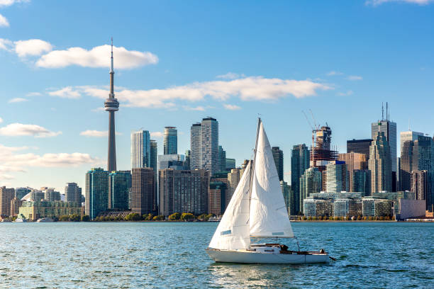 istock Toronto skyline in a sunny day 1346432590