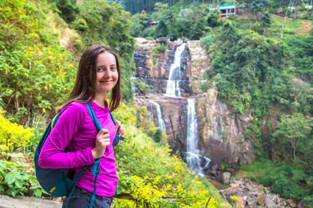 водопад рамбода на шри-ланке - women sri lanka waterfall rainforest стоковые фото и изображения
