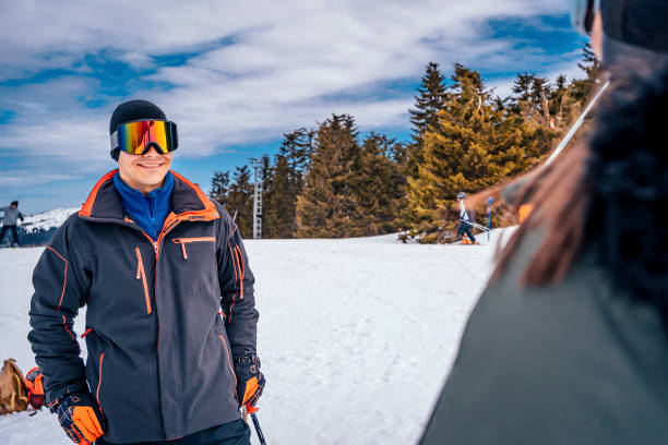 giovane sciatore maschio - giacca a vento foto e immagini stock