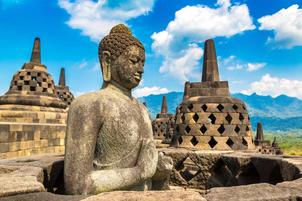 borobudur temple java - borobudur ruins photos et images de collection