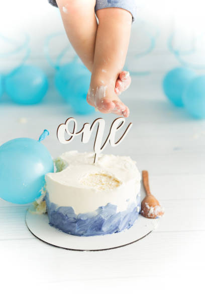Baby feet and the first birthday cake