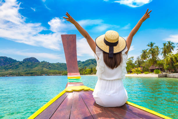 femme sur un bateau en thaïlande - phuket province thailand tourist asia photos et images de collection