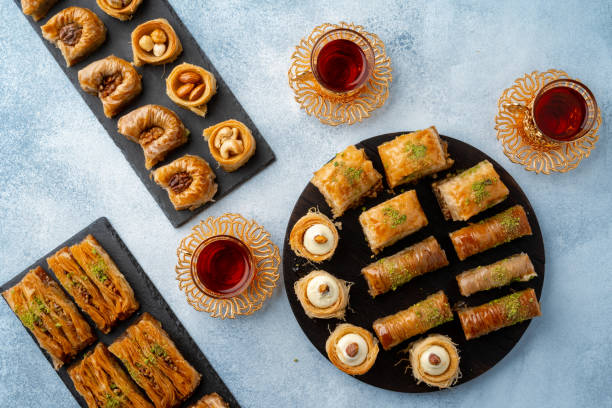 vista dall'alto dei dessert turchi su sfondo azzurro - baklawa foto e immagini stock