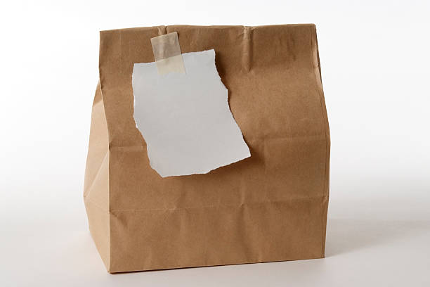 isolé photo d'un panier déjeuner à noter sur fond blanc - paper bag bag packed lunch paper photos et images de collection